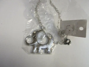 ELEFANT MIT KETTE WIE HALSKETTE UND OHRSTECKER - Bild 1 von 1