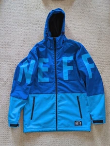 CHAQUETA DE INVIERNO NEFF PARA HOMBRE 10K DAILY SOFTSHELL Talla Mediana Azul Color Block - Imagen 1 de 15