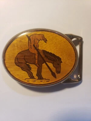 Hebilla de cinturón vintage End Of The Trail incrustación de arte de madera exótica años 70 por Von West Foto 1 de 4