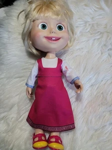 Masha E L'Orso Ridacchia E Gioca Bambola 12 Pollici Canta Parla Funziona. Abito "Macchia" - Foto 1 di 4