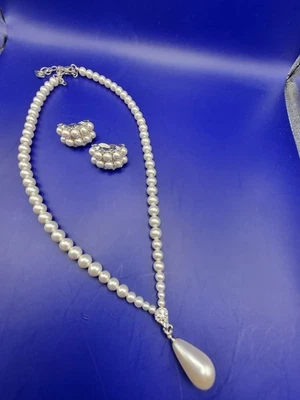 Conjunto, Collar y Clips de Perlas Reales y Cristales de Swarovski, Tono Plata Foto 1 de 4