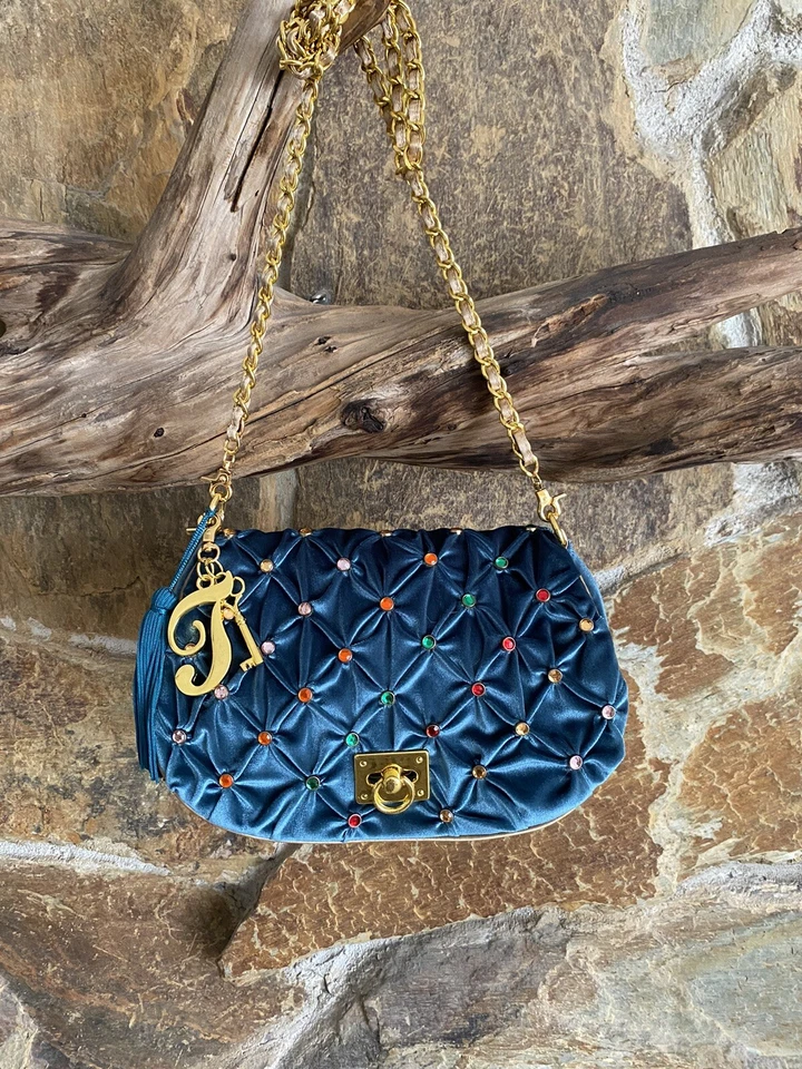 Bandolera Twiggy London de terciopelo con adornos de diamantes de imitación de colores — verde azulado Foto 1 de 4