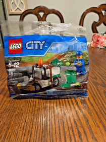 LEGO City 30313 Garbarge Truck Polybag-   Brand New