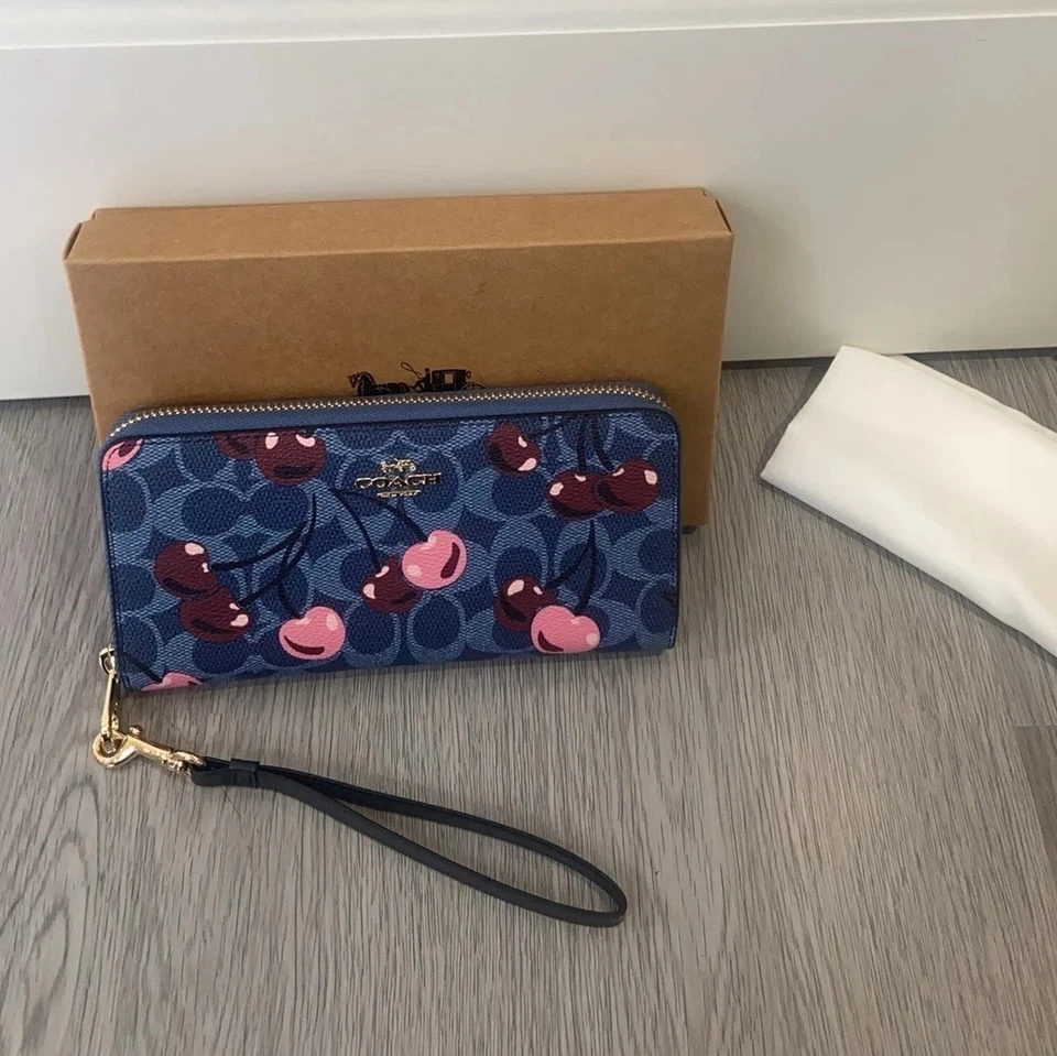 Cartera C.OACH Larga Cremallera Alrededor Firma Lona Estampado Cereza Denim CZ328 Outlet Foto 1 de 4