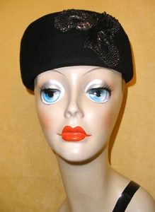 Cappello scatola pillole lana nera anni '60 con applique perline nere' - Foto 1 di 7