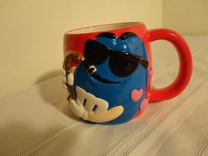 M&M CERAMIC COFFEE MUG/CUP BLUE SAX PLAYER WITH PINK HEARTS GALLERIE 2003 - Picture 1 of 6