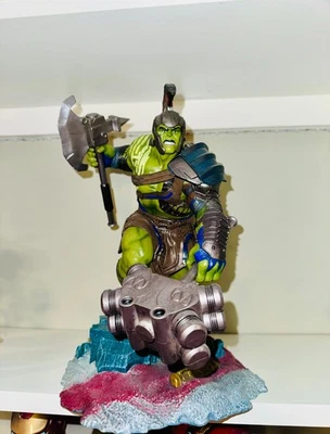 钻石精选玩具漫威画廊雷神拉格纳洛克角斗士绿巨人 14 英寸高雕像 — 第 1/4 张图片