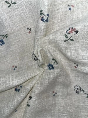 Gasa de gasa floral crema 64”x45” 1 3/4 yarda pequeña Flores azul rosa Foto 1 de 3