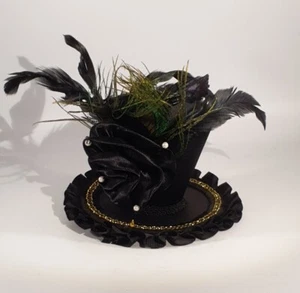 Fascinator negro satinado con perlas y plumas  - Imagen 1 de 7