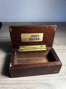 John Henry Holz Aufbewahrungsbox 3,5" x 2,5" - Bild 1 von 1