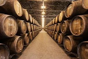 Fototapete - WHISKEY AUFBEWAHRUNG - (3392) - VLIES - Tapete - Getränkefässer XXL - Bild 1 von 4