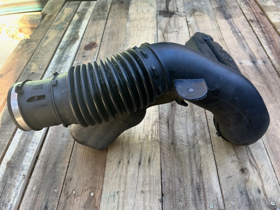 2007-2014 Cadillac Chevrolet GMC Rear Air Cleaner Intake Duct 15901934 6.2L - Image 1 of 4