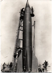 ml 54 - 1944 MISSILE V2 (Germania) In fase di carica- War Museum Londra- non VG - Imagen 1 de 2
