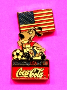 1994 pin de la Copa del Mundo de EE. UU. pin de bandera Coca Cola striker mascota pin - Imagen 1 de 1