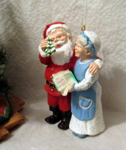 Hallmark 1994 Ornamento de recuerdo Un regalo de calentamiento de manos Sr. Mrs Claus Serie 9 - Imagen 1 de 4