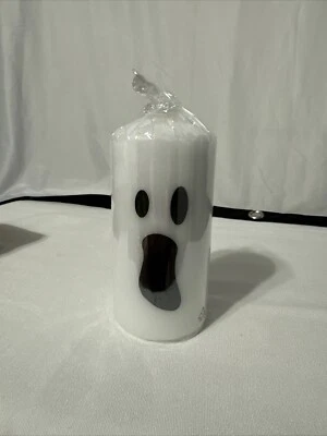Vela de pilar sin perfume IKEA Kustfyr, blanca/fantasma. 5 1/2 pulgadas. Halloween. Foto 1 de 3