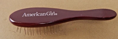 Cepillo de pelo de alambre de madera auténtico American Girl para muñecas 6" Foto 1 de 3