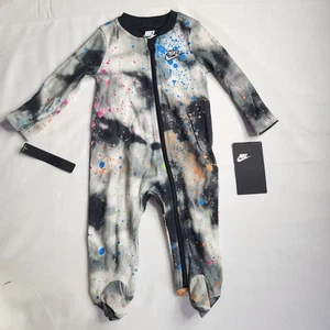 Nike Kleinkind Einteiler mit Füßen Sleep N Play Splatter Batik Overall Gr. 3M Neu - Bild 1 von 4
