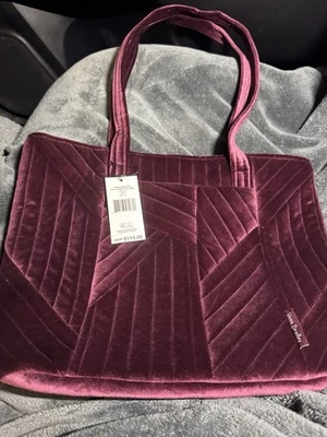 Bolso de Mano Vera Bradley Nuevo con Etiquetas Terciopelo Pasas Borgoña Pequeño Vera Silencioso Lujo Nuevo con Etiquetas Foto 1 de 4