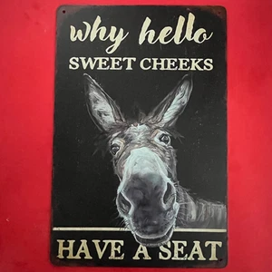 divertente insegna in latta PERCHÉ CIAO DOLCI GUANCE-HAVE A SEAT - WC DONKEY - 8x12 - NUOVO - Foto 1 di 3