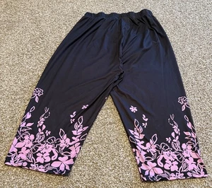 Leggings Capri Talla Grande 2X Negros con Estampado Floral Rosa/Lavanda - Imagen 1 de 7