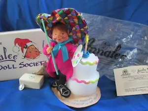 1998/99 Annalee Doll Society 7" Anniversary Logo Kid & Pin Kit HERGESTELLT IN DEN USA - Bild 1 von 6