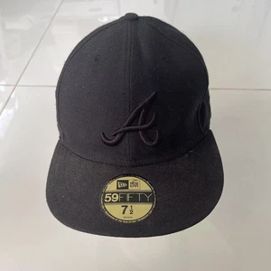 New Era Atlanta Braves Black 59FIFTY Fitted Baseball Cap Size 7 1/2 - Bild 1 von 4
