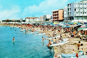 Cartolina - Riviera Adriatica - S. Giuliano Mare - Alberghi e Spiaggia - 1970 - Foto 1 di 2