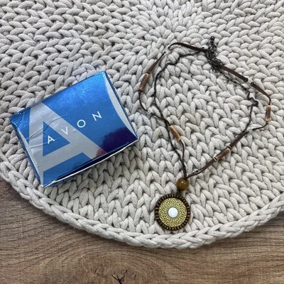 Collar Avon Disco Dorado con Acentos de Madera y Madreperla con Caja 2005 Foto 1 de 4