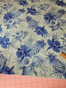Tela azul tropical floral piña mezcla de algodón azul transpacífico por yarda - Imagen 1 de 12