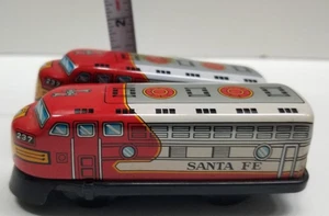 Vintage Santa Fe 237 Blech Litho Friktion Spielzeug 2 Zug Motoren - Japan - 4" - Bild 1 von 7