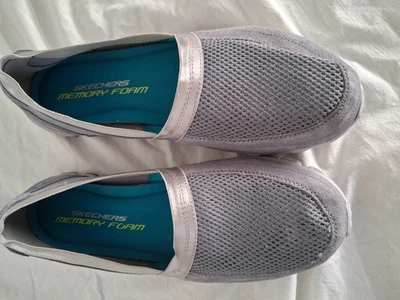 Zapatos sin cordones ligeros de espuma viscoelástica Skechers tachuelas pedrería talla 9,5 gris Foto 1 de 4