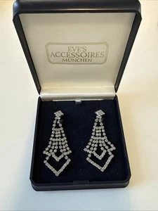 EVE´S ACCESSOIRES MÜNCHEN; STATEMENT OHRCLIPS, STRASSSTEINE, NEU - Bild 1 von 2