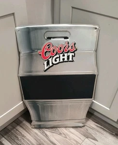 Seltenes Coors Light Bier Blech Tacker Schild Fass Tafel Bar Werbung Männerhöhle - Bild 1 von 2
