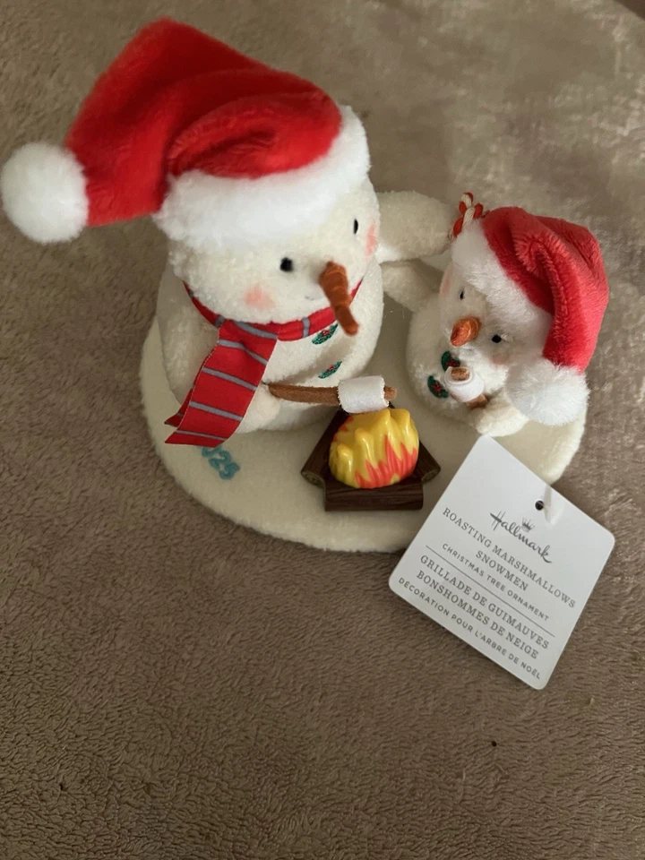 HALLMARK Malvaviscos Asados Muñeco de Nieve ADORNO DE PELUCHE Navidad Fuego 2025 Foto 1 de 1