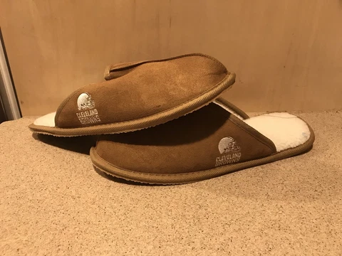 Cleveland Browns NFL Men's Tan Slide Slippers, Size Medium 9-10, New In Box Cover