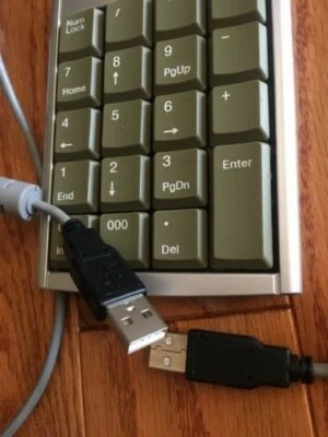 Targus USB Keypad ~ PAUK10U ~ Ultra Mini with 2 USB Ports - Image 1 of 3