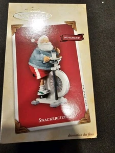 Hallmark Keepsake Snackercize Santa Movimiento Ornamento Navidad 2003 - Imagen 1 de 2