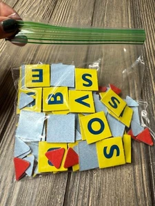Juego de azulejos de letras de repuesto Hasbro 1999 Scrabble y marcadores de triángulo rojo - Imagen 1 de 4