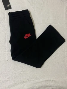 Neu mit Etikett Nike Jungen schwarz Standard Fit Jogginghose rot Swoosh Größe M - Bild 1 von 6