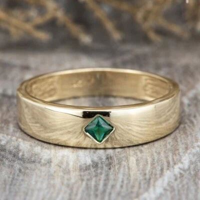Alianza de boda para hombre de 0,20 quilates princesa natural verde esmeralda chapada en oro amarillo de 14 quilates Foto 1 de 4