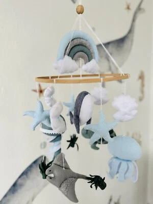 Cuna infantil móvil Ocean. Ballena, pulpo, medusa, raya y caparazón móvil. Foto 1 de 3