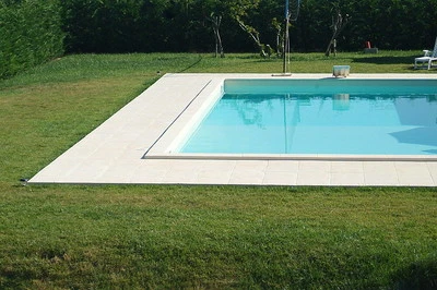 Randsteine Classic extra flache Beckenrandsteine weiss Rechteckpool 3,00 x 6,00m - Bild 1 von 2