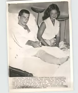 Foto de prensa de 1959 Stanley Gann de fútbol universitario se dispara accidentalmente en la pierna - Imagen 1 de 2