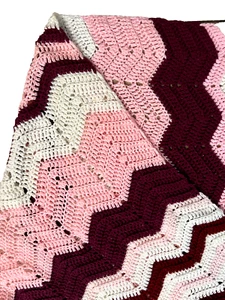 De Colección Hecho a Mano Crochet Chevron Grannycore Afghan Throw Rosa Borgoña Blanco 55x40" - Imagen 1 de 4