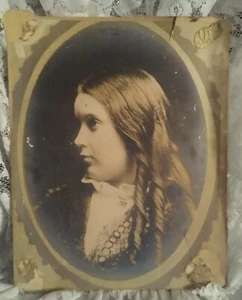 Rara fotografia antica 1800-1900 di bambina con capelli ad anello - Foto 1 di 5