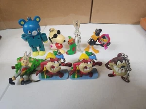 Lot 8 Vintage Keychains - CARTOON Taz Bugs bunny daffy duck snoopy bear - Picture 1 of 8
