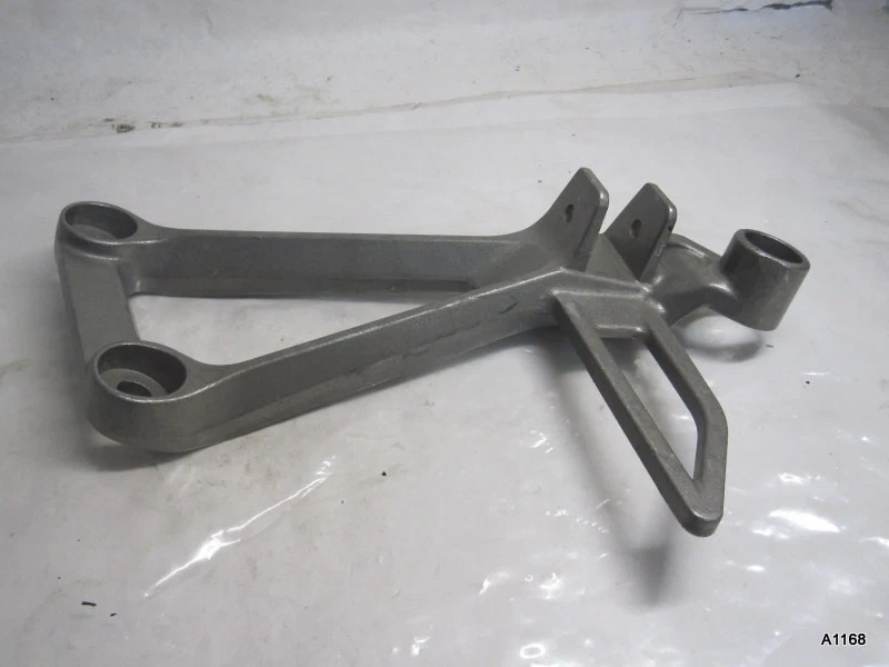 SOMENTE suporte de pé traseiro direito passageiro Honda CBR250R CBR300R para 2011-2019 - Imagem 1 de 4