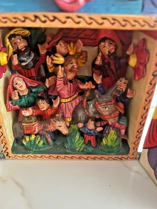 Arte popular peruano vintage retablo cerámica pintado a mano rezando en caja de madera - Imagen 1 de 9