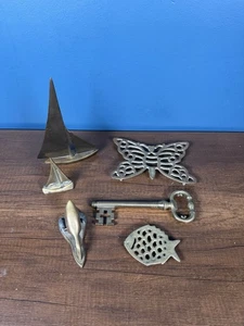 Vintage Konvolut Messing Figuren Segelboot Skelett Schlüssel Ente Fisch Untersetzer - Bild 1 von 7